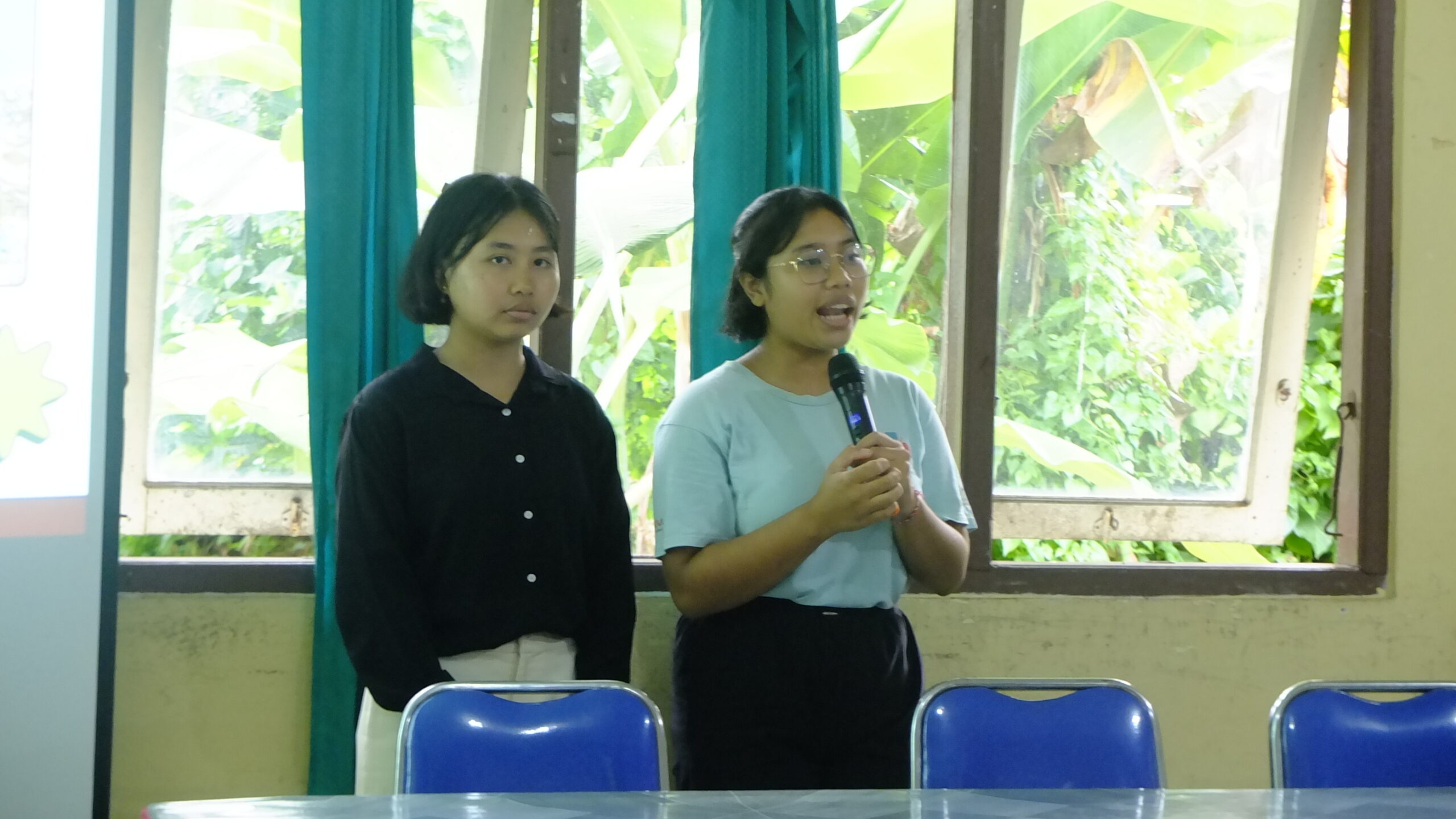 Presentation from Melka and Kasih about the dangers of poor waste management for health 