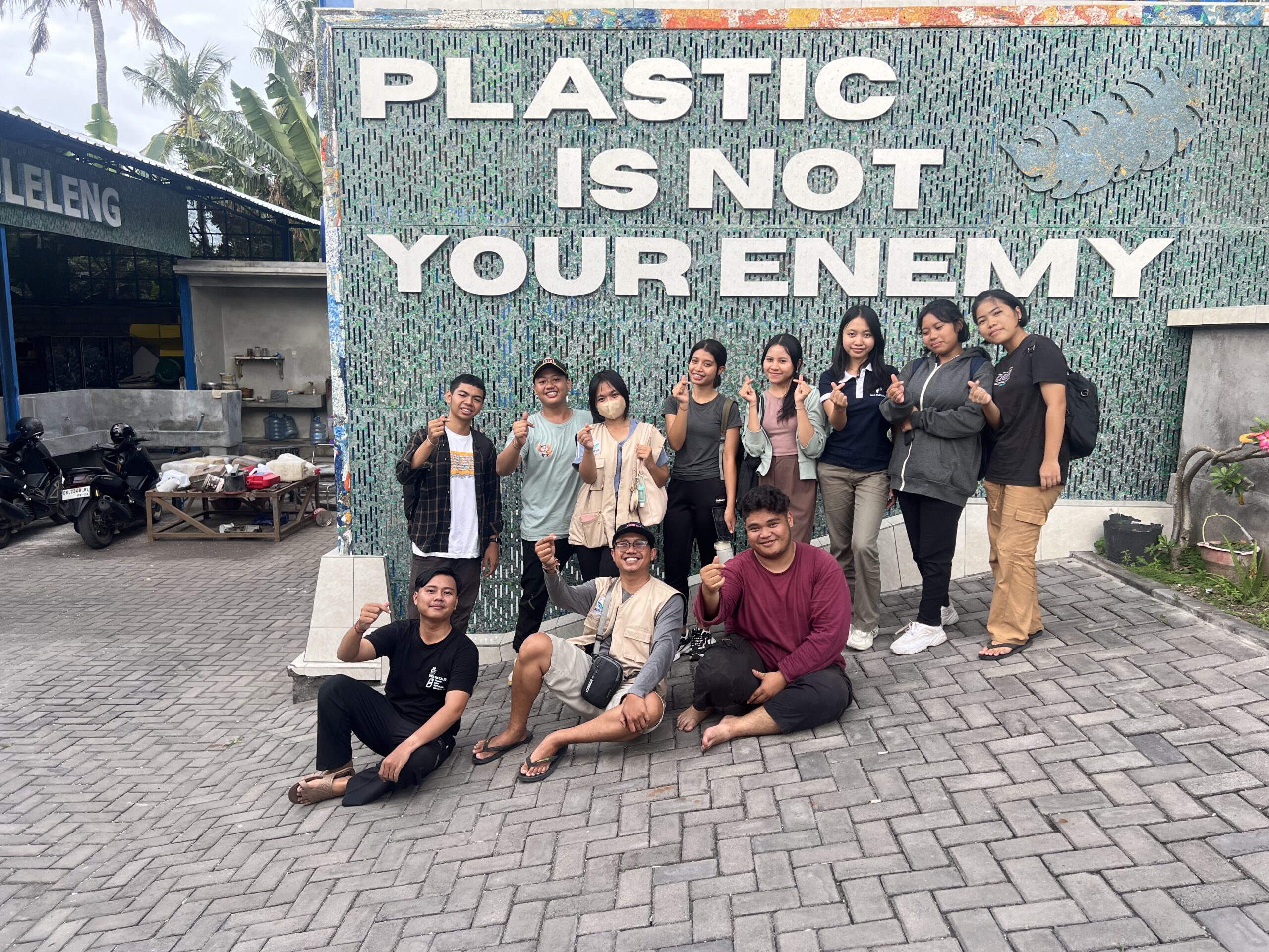 Group photo with Rumah Plastik Mandiri, AVIRAMA, Talk Sustainable, and students of SMAN Bali Mandara