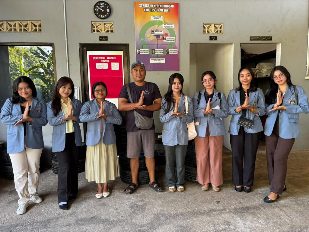 Group Photo with Mr. Bayu as Head of KMP TPS3R Mesari