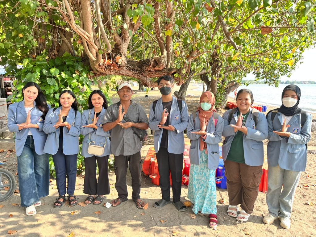 Group Photo with Mr. Merta as Chairman of Dholpin Watching and Snorkling Organization CKBS 